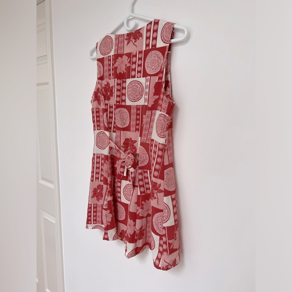 Maniere (L) Red White Floral Medallion Patch Canada Resort Sleeveless Tie Top - Picture 7 of 10